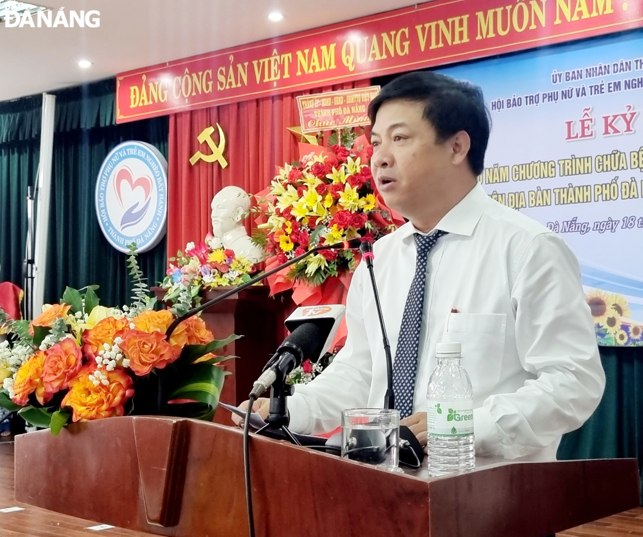 Da Nang Party Committee Deputy Secretary cum People's Council Chairman Luong Nguyen Minh Triet speaking at the event