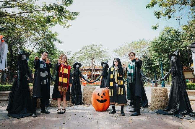 Du khách khu du lịch thích thú khi được chụp hình Halloween từ sớm.