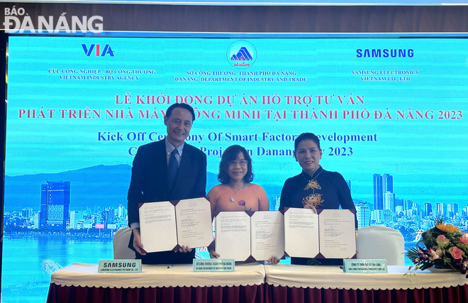 Representatives of the Da Nang Department of Industry and Trade, Samsung Electronics Vietnam Co., Ltd. and Tan Long Paper Packaging Co., Ltd. sign a memorandum of understanding. Photo: M.Q