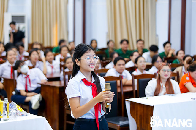 Da Nang’s school pupils are introduced to ways how to reduce plastic waste and protect the environment through their participation in the program ‘Gen Z Da Nang, green actions for the homelands sea’ Photo: HUYNH LE.