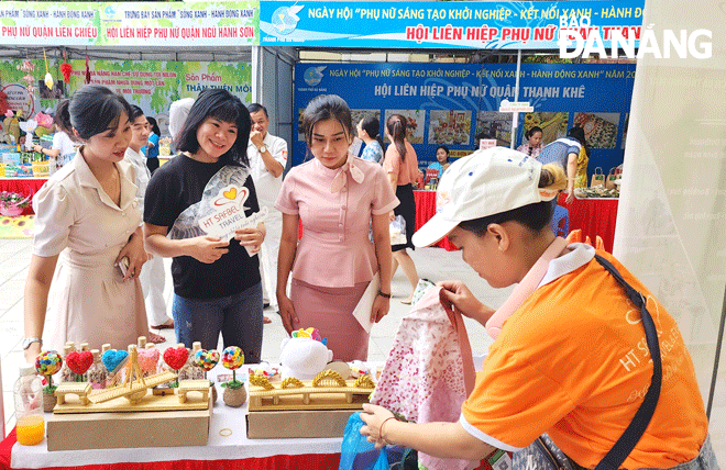 Chị Nguyễn Thị Thùy Thuận (bìa phải), Công ty TNHH dịch vụ du lịch và thương mại HT Safbel trong ngày hội phụ nữ khởi nghiệp năm 2023. Ảnh: X.D