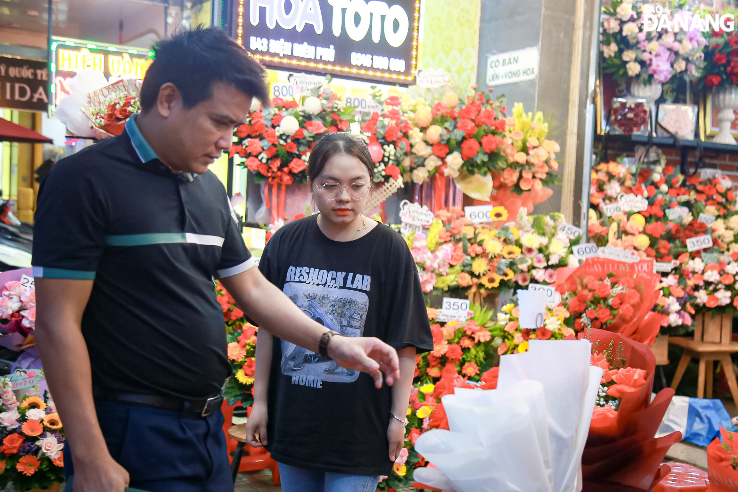 Thị trường hoa tươi năm nay sôi động muộn hơn so với mọi năm vì điều kiện thời tiết xấu. 