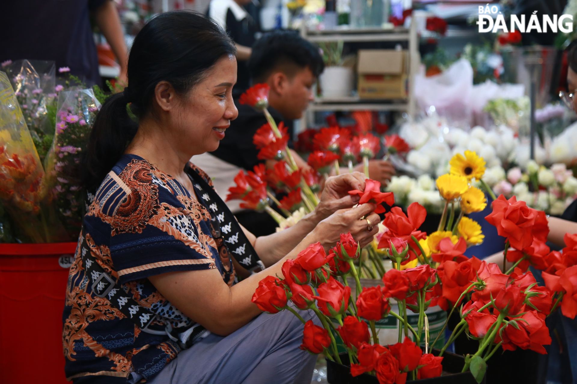 Lượng tiêu thụ mạnh trong ngày 19 đến 20-10 khiến nhiều cửa hàng hoa phải bố trí thêm nhân lực phục vụ nhu cầu khách hàng.