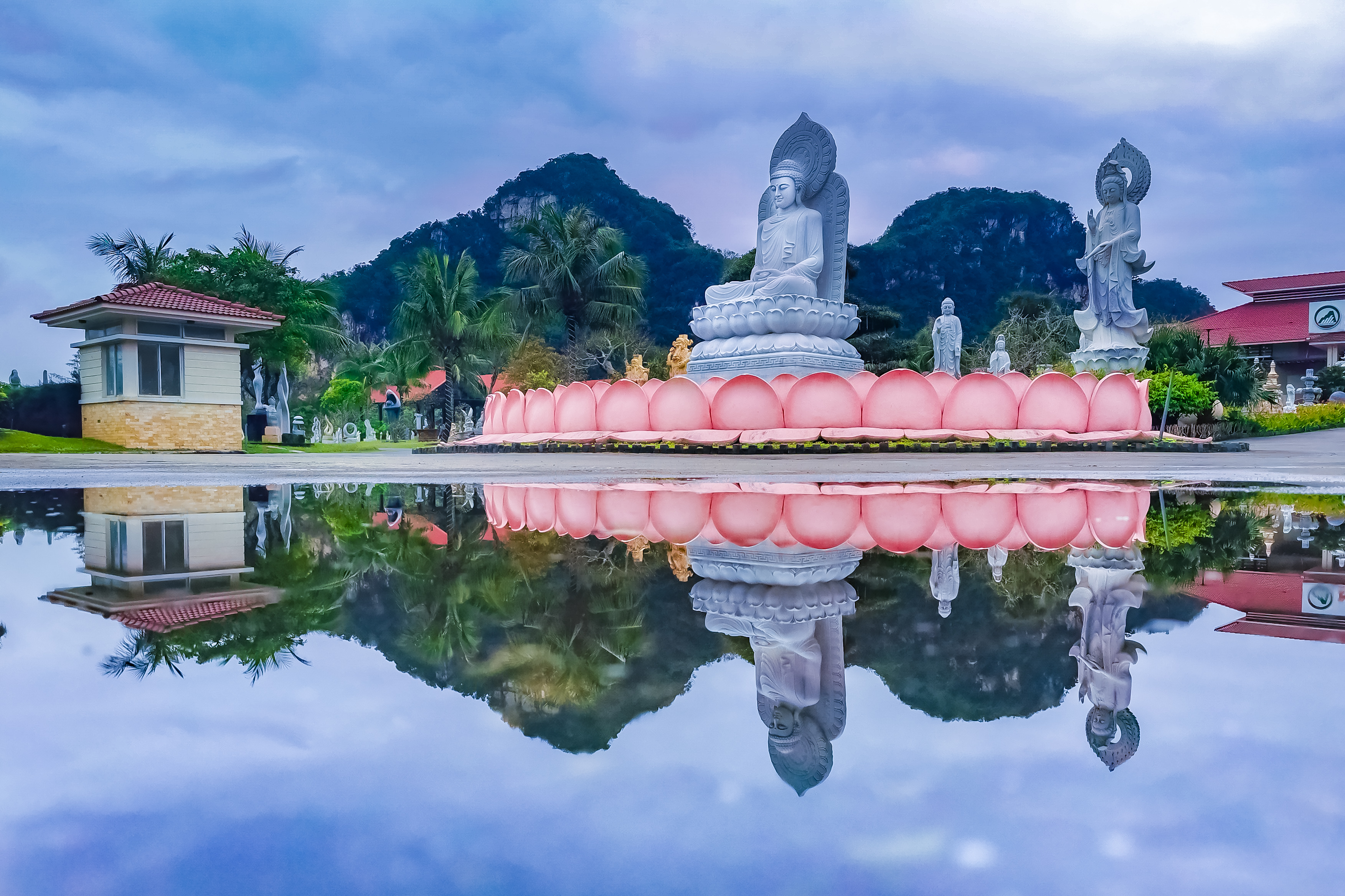 Visiting ancient landscapes and feeling the serenity and tranquility of the city in the last days of autumn are also interesting experience for tourists when coming to Da Nang.