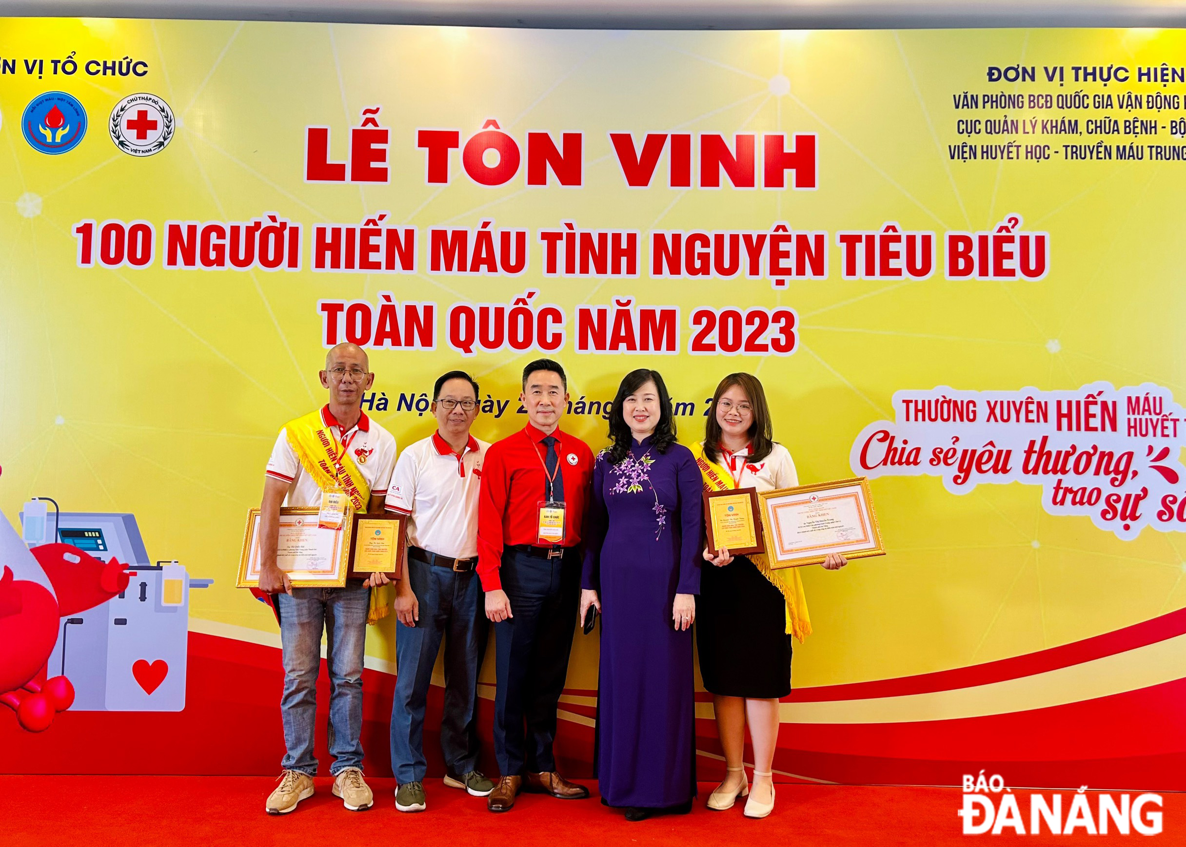Chị Nguyễn Thị Huyền Trang (ngoài cùng, bên phải) tại lễ tôn vinh 100 tình nguyện viên hiến máu tiêu biểu toàn quốc vào cuối tháng 7 vừa qua. Ảnh: NVCC 
