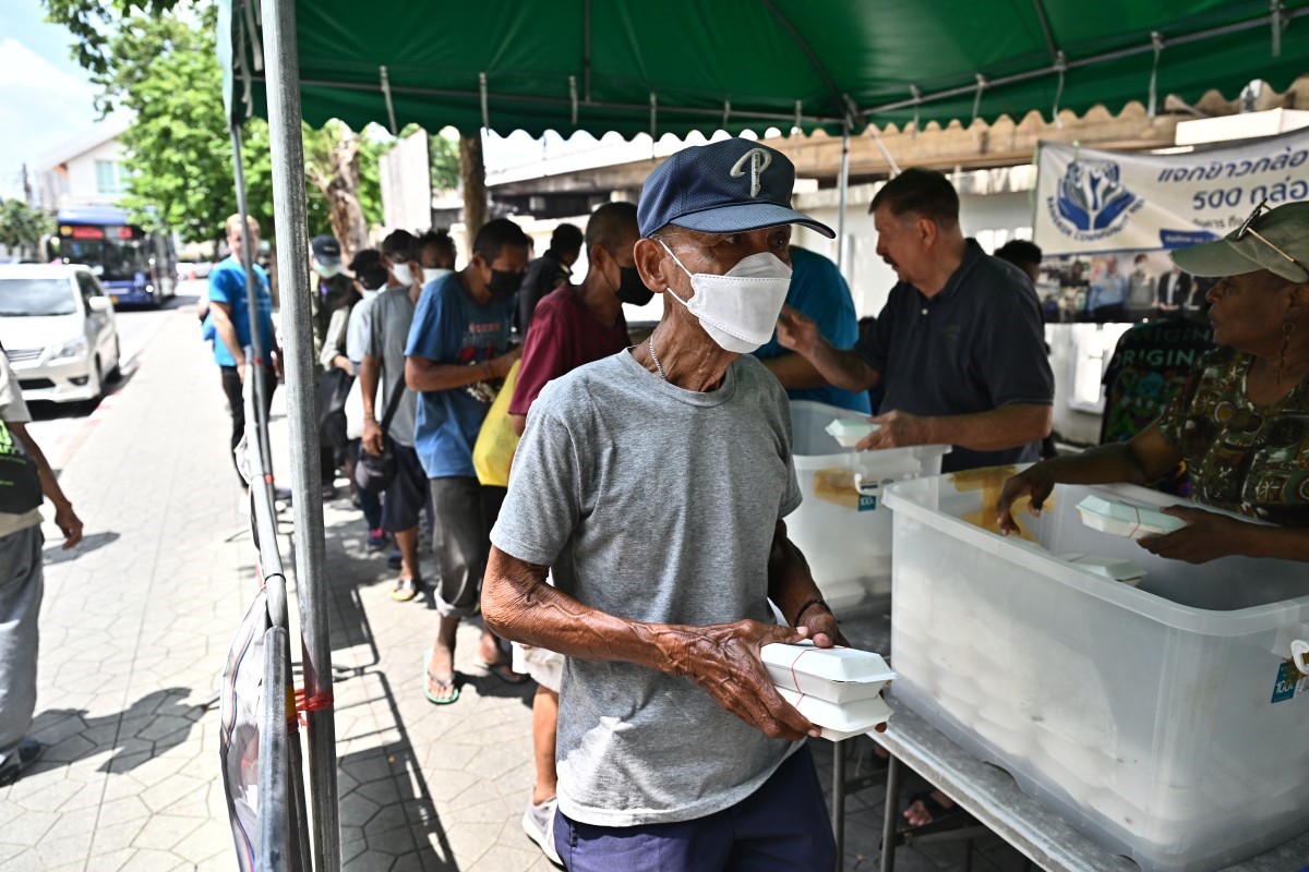 Người cao tuổi nhận bữa ăn miễn phí ở thủ đô Bangkok, Thái Lan. Ảnh: AFP