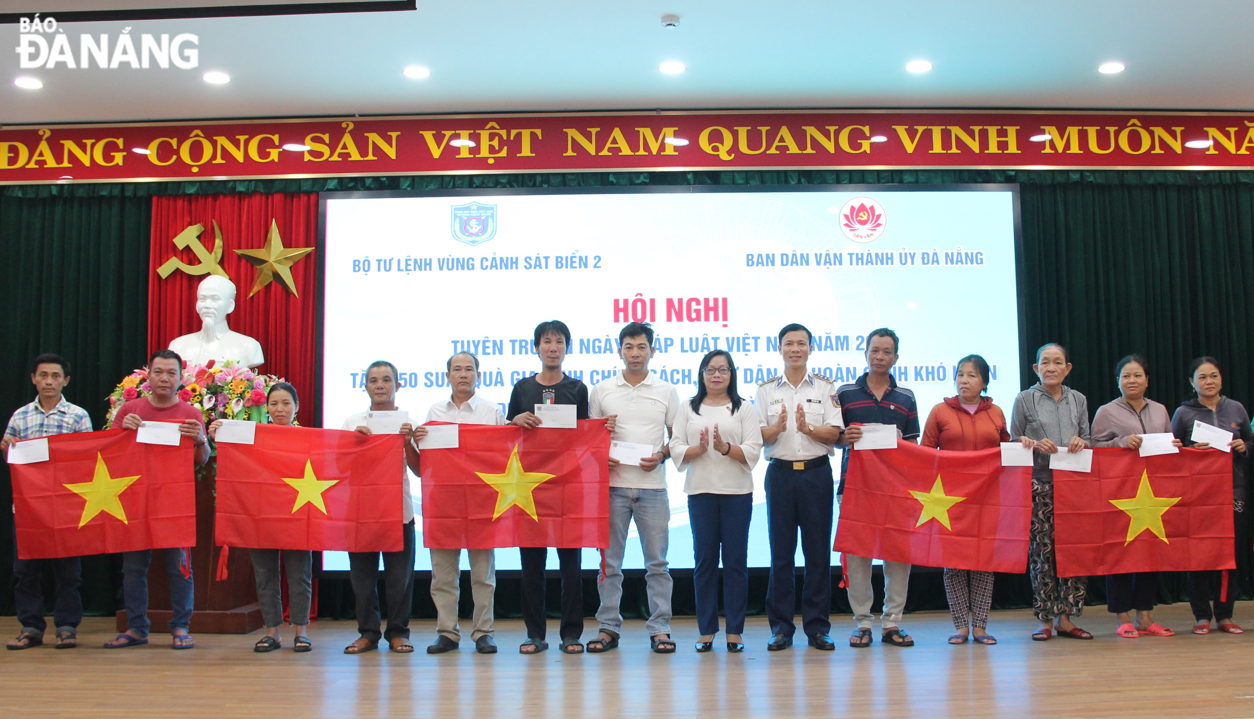 Fishermen from Thanh Khe District receives national flags and support gifts at the programme. Photo: X.H