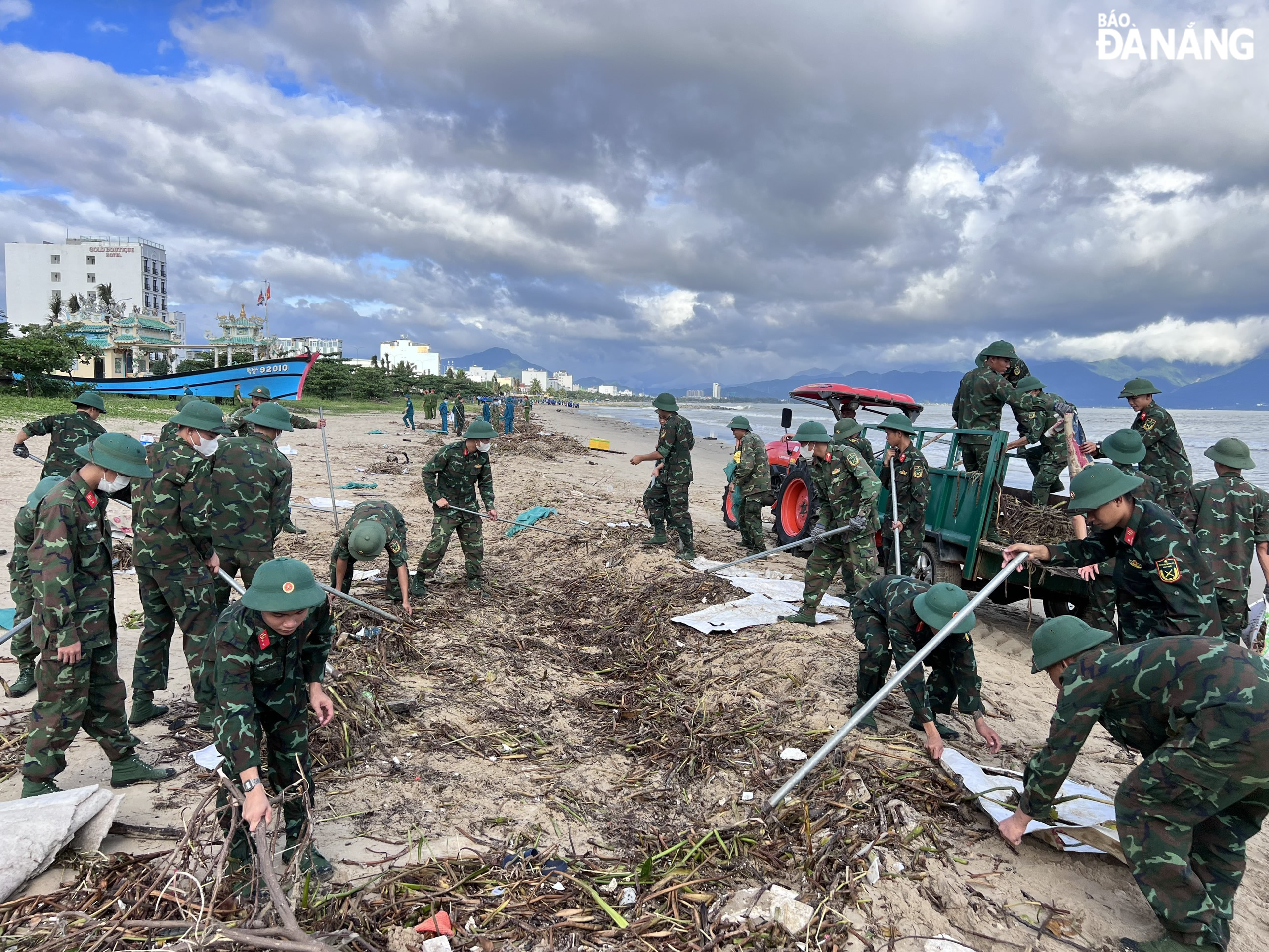 Hành động thiết thực, cán bộ, chiến sĩ Tiểu đoàn 906 chung sức làm bãi biển sạch đẹp trở lại. Ảnh: LÊ HÙNG