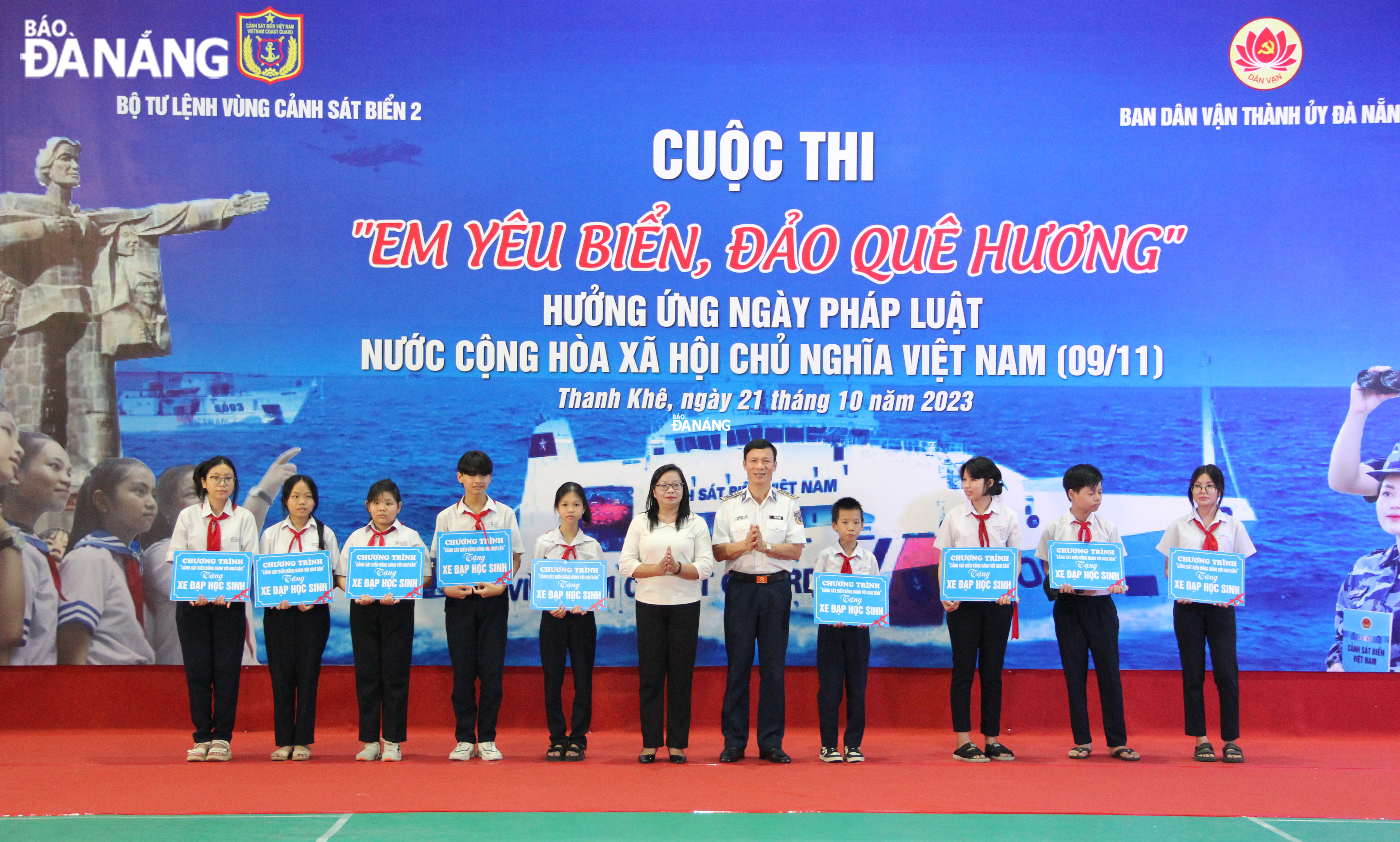 Ban tổ chức trao xe đạp cho các em học sinh khó khăn tại cuộc thi. Ảnh: X.H