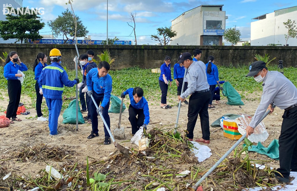 Các đơn vị, lực lượng cùng chung tay thu gom rác tại các bãi biển.