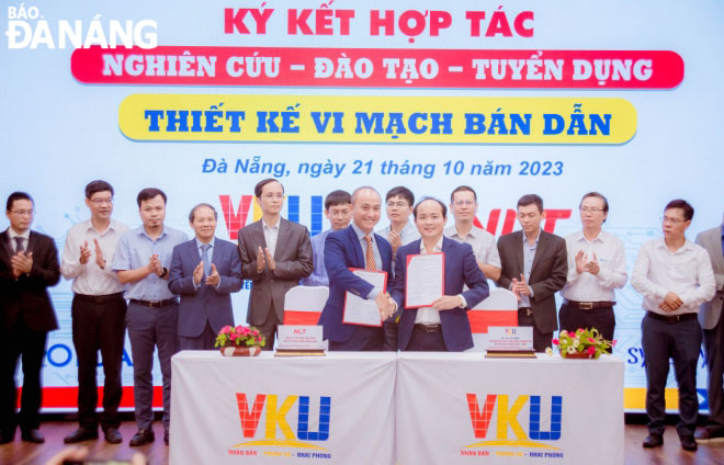 VKU signs a cooperation agreement with the Nam Long Technology Investment Group to cooperate in building a LAB room, new technology on microchips, 5G. Photo: NGOC HA