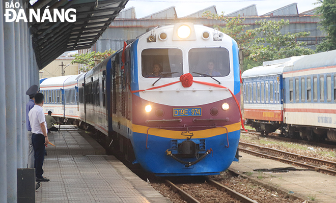 The first high-quality train SE19 arrived at Da Nang Station at noon on October 21. Photo: DAC MANH