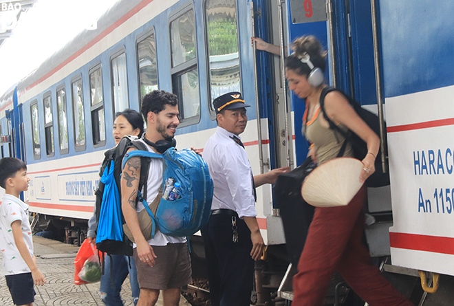 The first passengers on train SE19 disembarked at the Da Nang Station at noon on October 21. Photo: DAC MANH