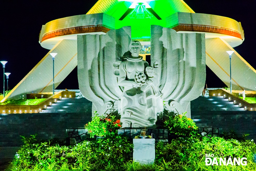 A bas-relief of the heroic Vietnamese mother is placed in front of the monument.