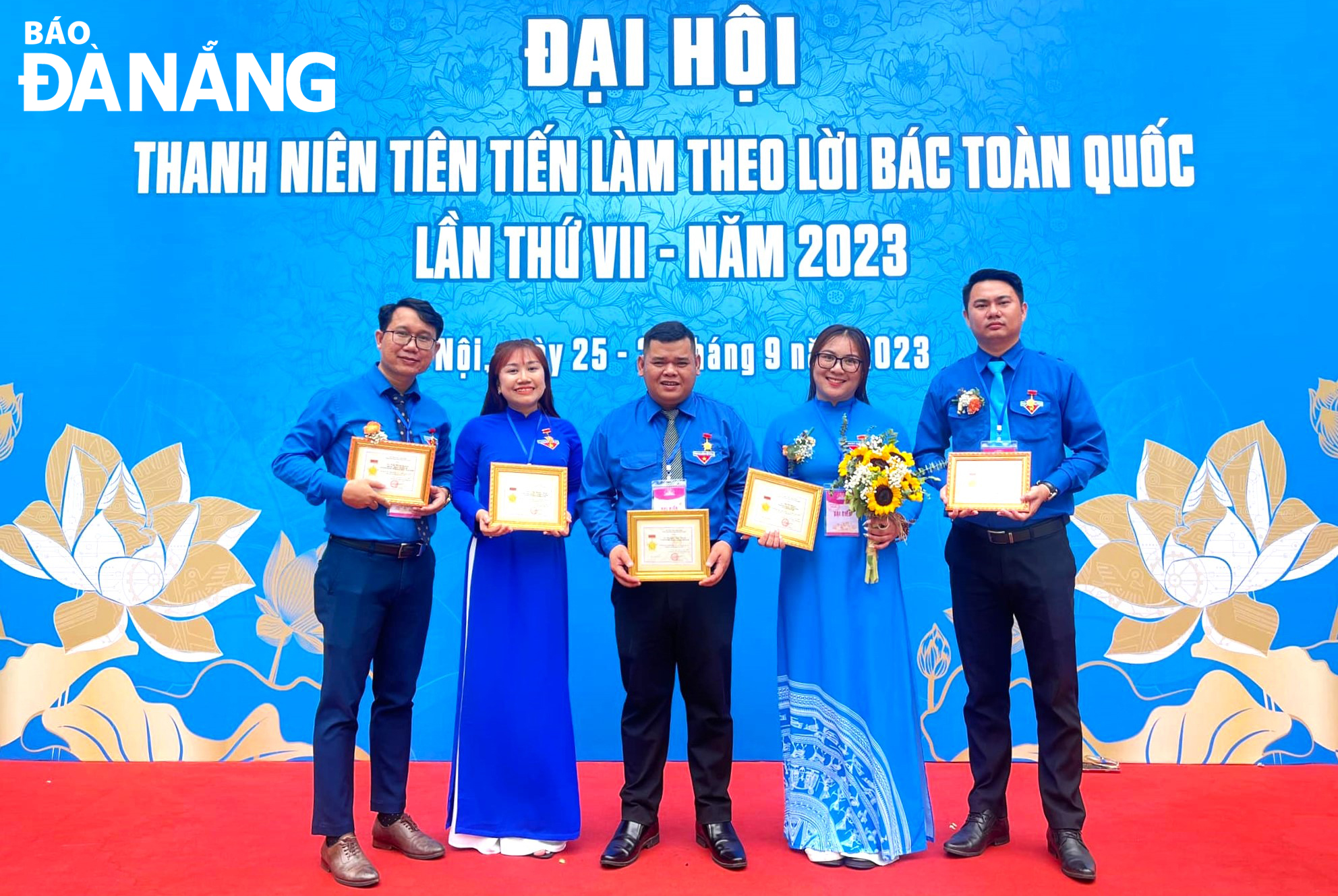 Võ Vi Huyền (thứ 2, bên phải sang) và Phan Thị Huyền Trâm (thứ 2, bên trái sang) và các thanh niên tiêu biểu của thành phố Đà Nẵng được Trung ương Đoàn trao tặng danh hiệu “Thanh niên tiên tiến làm theo lời Bác toàn quốc” năm 2023. Ảnh: DUY THÀNH