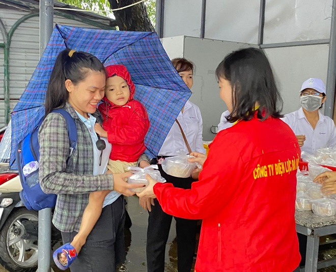 Nữ công Điện lực Hải Châu trao những suất cháo nóng hổi cho các bệnh nhi và người thân đang điều trị tại Bệnh viện Phụ sản – Nhi Đà Nẵng.