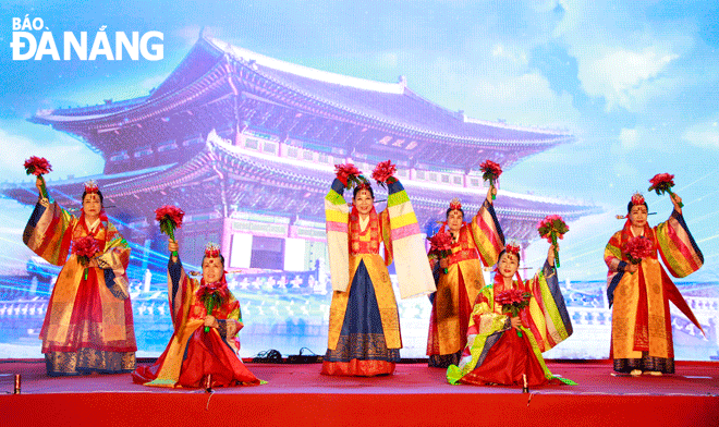 A dance performance by South Korean artistes at the Viet Nam - South Korea Festival held in Da Nang in September 2023. Photo: X.D