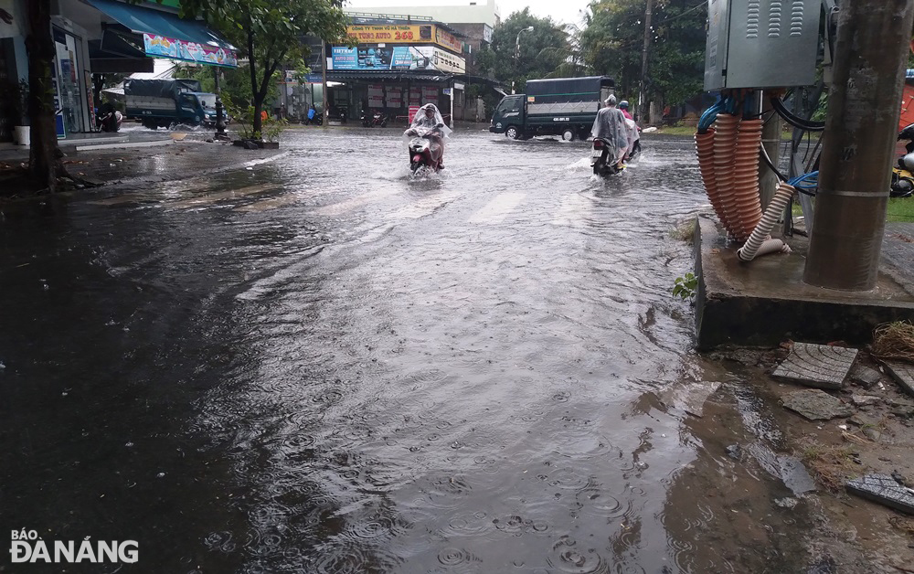 Mưa tập trung trong thời gian ngắn làm ngập cục bộ ngã tư đường Tôn Quang Phiệt - Vân Đồn (quận Sơn Trà). Ảnh: HOÀNG HIỆP