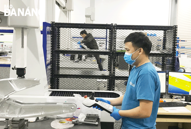 Thu hút đầu tư các dự án công nghệ cao để tạo sức lan tỏa, kết nối sản xuất hiện đại.  Trong ảnh: Kỹ sư vận hành sản xuất tại Công ty TNHH Universal Alloy Corporation Việt Nam. Ảnh: M.Q	