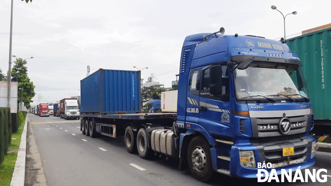 Xe container lưu thông trên tuyến quốc lộ 14B để ra cảng Tiên Sa. Ảnh: THÀNH LÂN	