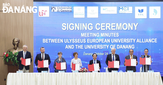 Đại học Đà Nẵng và Liên minh các trường đại học châu Âu Ulysseus ký kết hợp tác. Ảnh: NGỌC HÀ