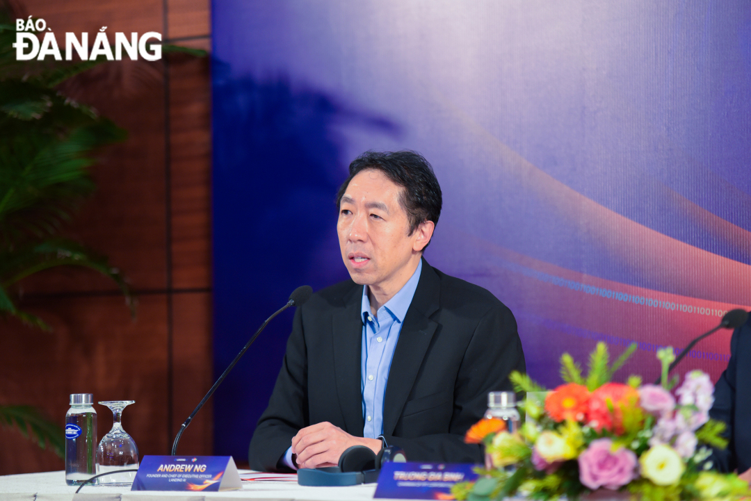 Dr. Andrew Ng informs about the development of AI and its potential in the field of education. Photo: G.P