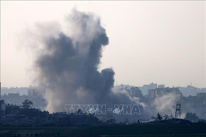 Khói bốc lên sau một cuộc không kích của Israel xuống Gaza ngày 23/10/2023. Ảnh minh họa: AFP/TTXVN