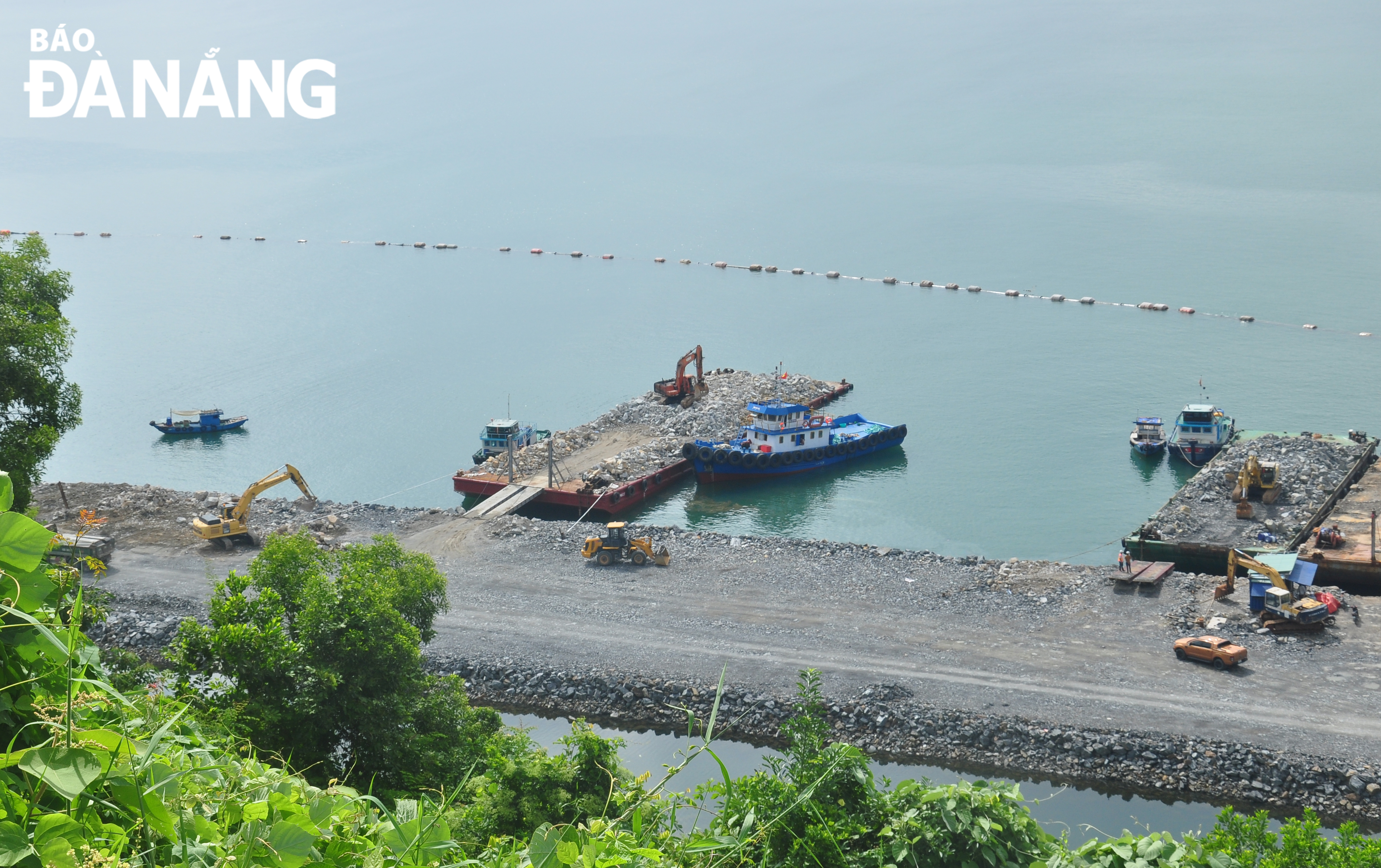 Relevant units focus on arranging construction machinery at the construction site of the shared infrastructure for the Lien Chieu Port project. Photo: THANH LAN