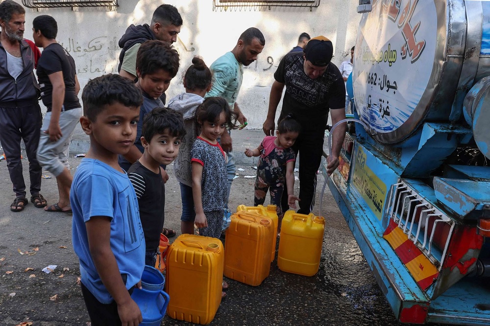 Người dân tại thành phố Gaza xếp hàng để lấy nước vào ngày 24-10. Ảnh: AFP	