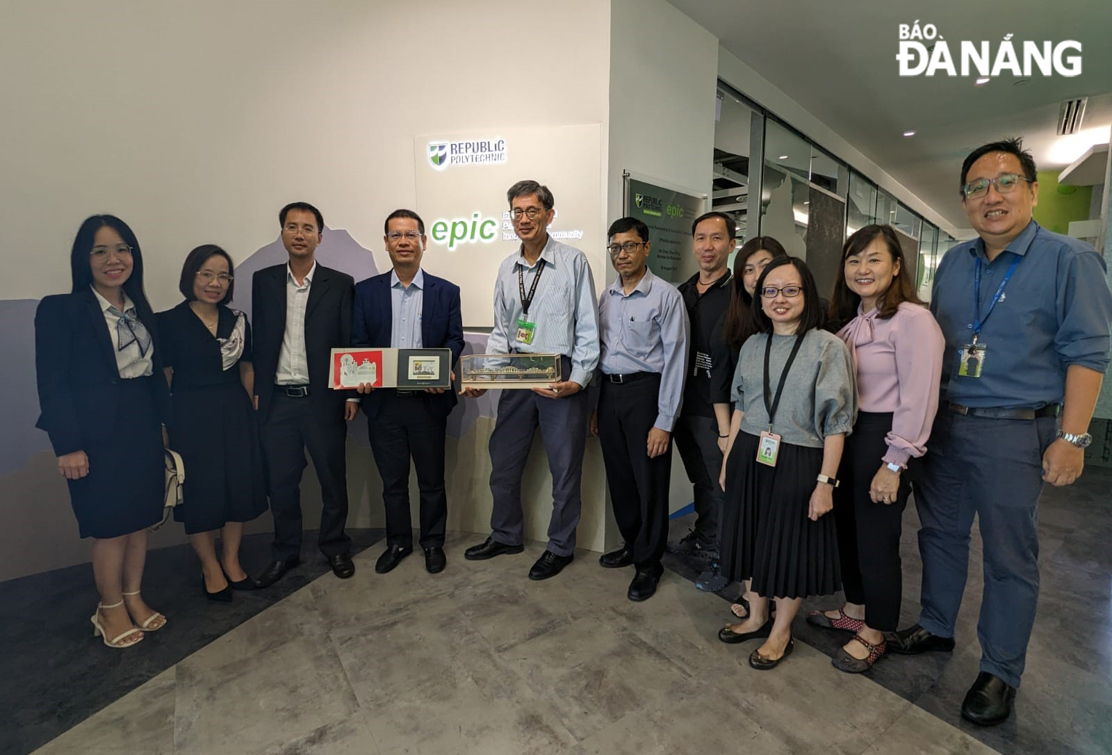 The delegation of officials from the Da Nang Department of Science and Technology posing for a souvenir photo with representatives of the Republic Polytechnic of Singapore. Photo courtesy of the Da Nang Department of Science and Technology