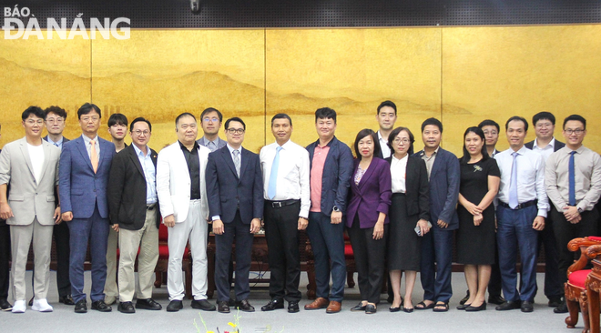 Phó Chủ tịch Thường trực UBND thành phố Hồ Kỳ Minh cùng đại diện các sở, ban, ngành tiếp Đoàn Mạng lưới đổi mới sáng tạo Việt Nam tại Hàn Quốc và các doanh nghiệp Hàn Quốc. Ảnh: M.Q