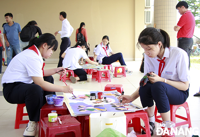 Phần thi vẽ tranh tuyên truyền, cổ động an toàn giao thông - sơ cấp cứu.