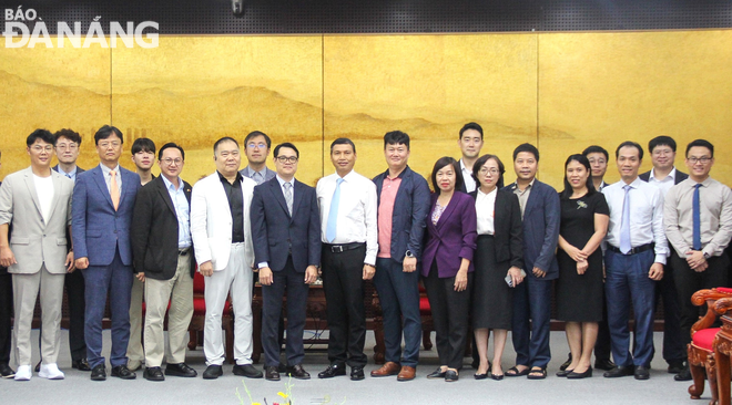 Da Nang's leaders and representatives of local departments and branches receive the delegation of the Viet Nam Innovation Network in South Korea and Korean businesses. Photo: M.Q