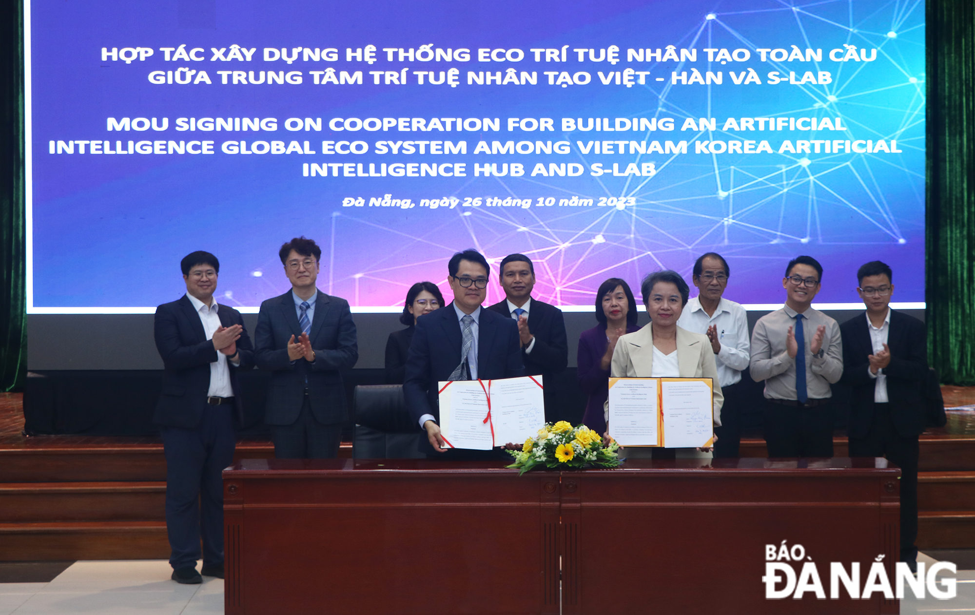 The signing ceremony of a cooperation agreement to build an AI ecosystem between the Viet Nam - Korea Artificial Intelligence Center and S-LAB (a member of the Viet Nam Innovation Center). Photo: VAN HOANG