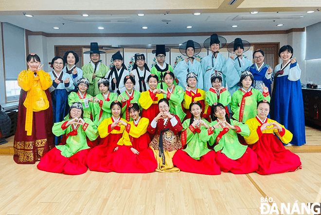 Các em học sinh trải nghiệm mặc trang phục truyền thống Hàn Quốc.