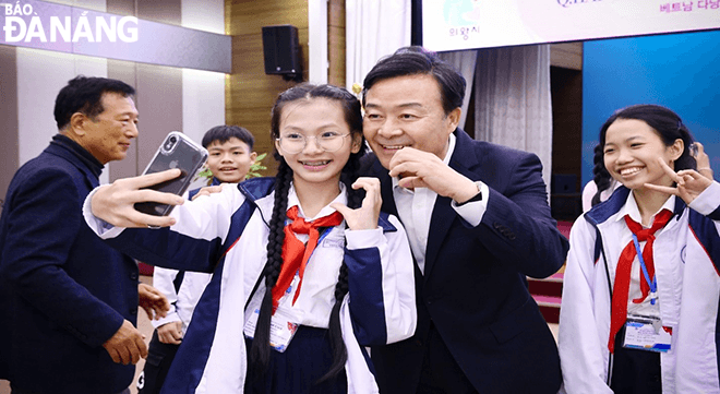 Ông Kim Sung Jei, Thị trưởng thành phố Uiwang gặp gỡ, chào hỏi Đoàn học sinh quận Hải Châu.