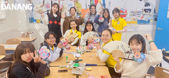 Các em học sinh trải nghiệm học tiếng Hàn, làm sản phẩm thủ công tại Trung tâm Giáo dục Toàn cầu thành phố Uiwang.