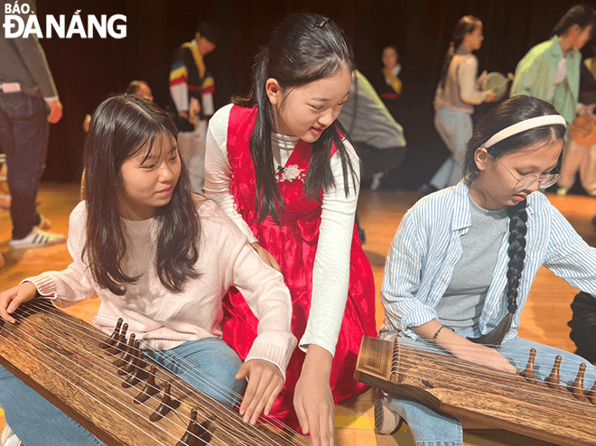 Các em học sinh trải nghiệm nghi lễ và âm nhạc truyền thống Hàn Quốc.