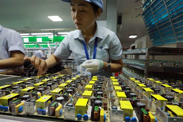 Lắp ráp linh kiện điện tử dùng cho ngành máy in tại Công ty TNHH công nghệ điện tử Chee Yuen Việt Nam, vốn đầu tư của Đài Loan (Trung Quốc) ở Khu công nghiệp An Dương, huyện An Dương, Hải Phòng. (Ảnh: TTXVN)
