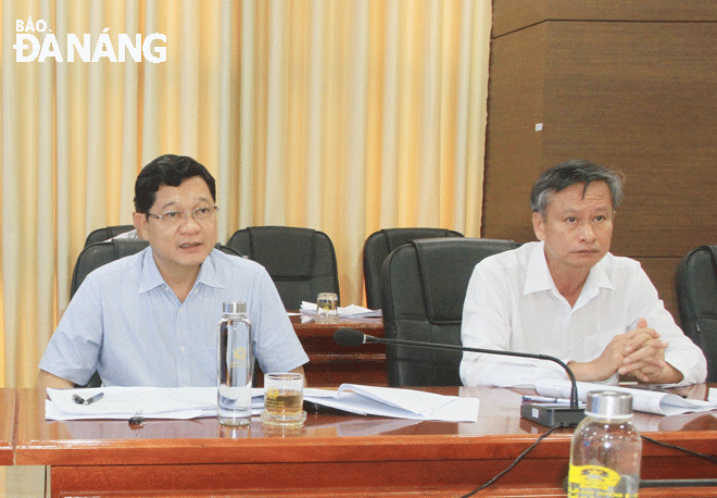 Phó Chủ tịch HĐND thành phố Trần Phước Sơn (bên trái) chủ trì phiên họp vào ngày 26-10. Ảnh: TRỌNG HÙNG