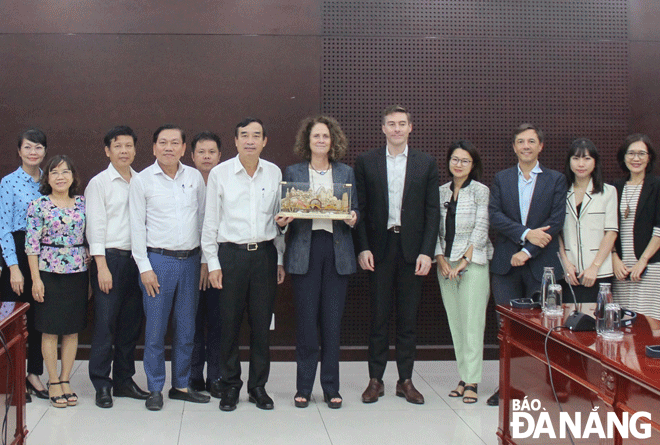 Chủ tịch UBND thành phố Lê Trung Chinh (thứ 7, bên phải sang) cùng đại diện các sở, ban, ngành làm việc với Ngân hàng Thế giới. Ảnh: M.Q