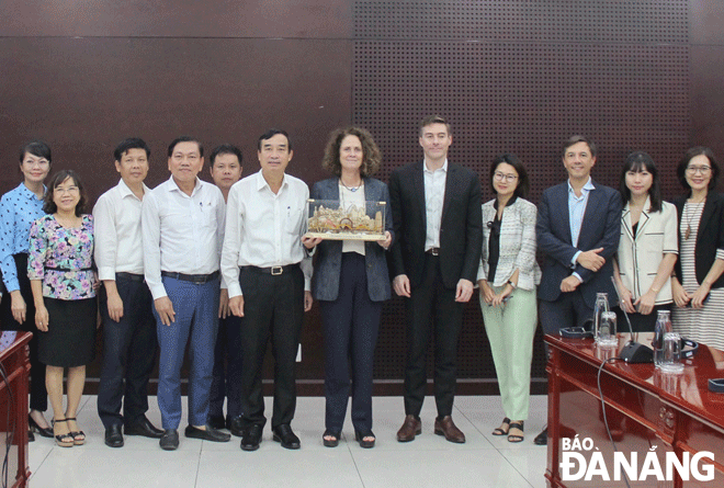 Chairman of the Da Nang People's Committee Le Trung Chinh (7th, right) and representatives of local departments and the World Bank. Photo: M.Q