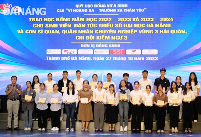 CLB “Vì Hoàng Sa - Trường Sa thân yêu” trao học bổng cho sinh viên người đồng bào dân tộc thiểu số. Ảnh: L.P