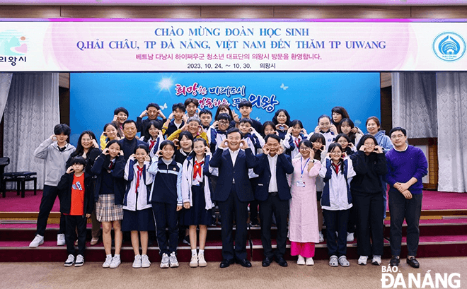 A group of pupils in Da Nang's Hai Chau District takes a souvenir photo with parents and pupils in South Korea's Uiwang City. (Photo courtesy of the working group)