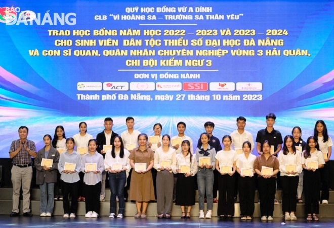 The 'For beloved Hoang Sa - Truong Sa' Club awards scholarships to ethnic minority students. Photo: L.P