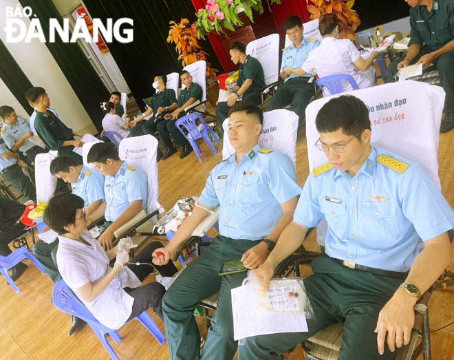 The officers and men of the Military Division 372  were cheerful and excited to participate in Voluntary Blood Donation Day on Friday morning. Photo: KHAC TAM