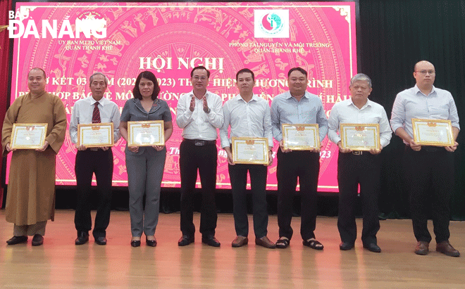 Chủ tịch Ủy ban MTTQ Việt Nam quận Thanh Khê Huỳnh Sơn Hải (thứ 4, bên trái sang) khen thưởng các tập thể, cá nhân đạt thành tích trong 3 năm phối hợp triển khai công tác bảo vệ môi trường, ứng phó biến đổi khí hậu.  Ảnh: NGỌC HÀ