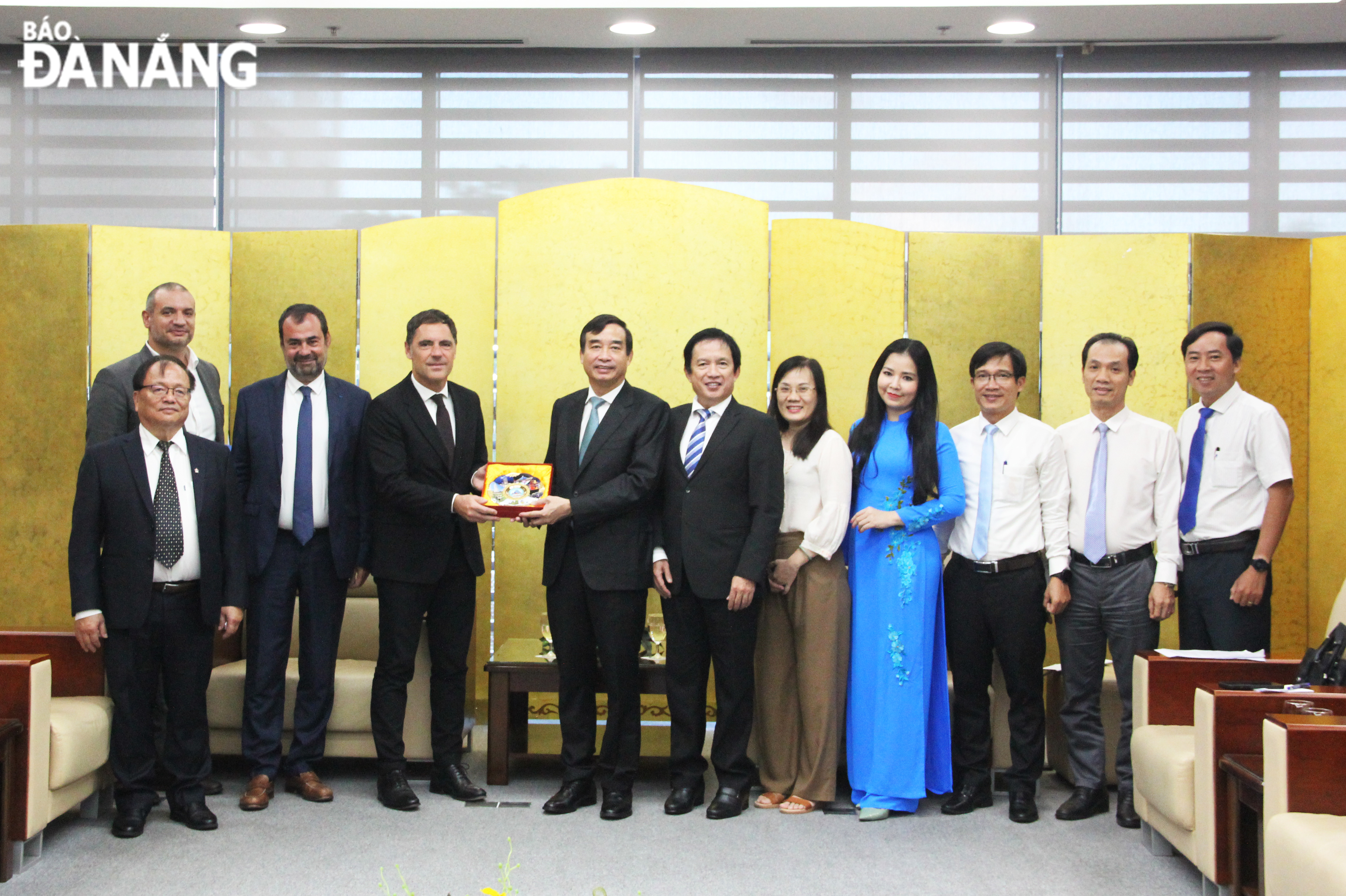 Chairman of the Da Nang People's Committee Le Trung Chinh (7th, right) presents a souvenir to Deputy Mayor of Cannes Thomas de Pariente. Photo: X.H