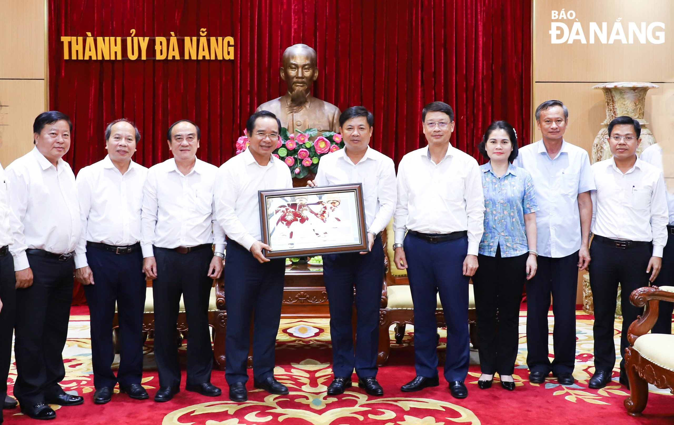 Da Nang Party Committee Deputy Secretary cum People's Council Chairman Luong Nguyen Minh Triet gives a souvenir to the delegation of Long An Province. Photo: NGOC PHU