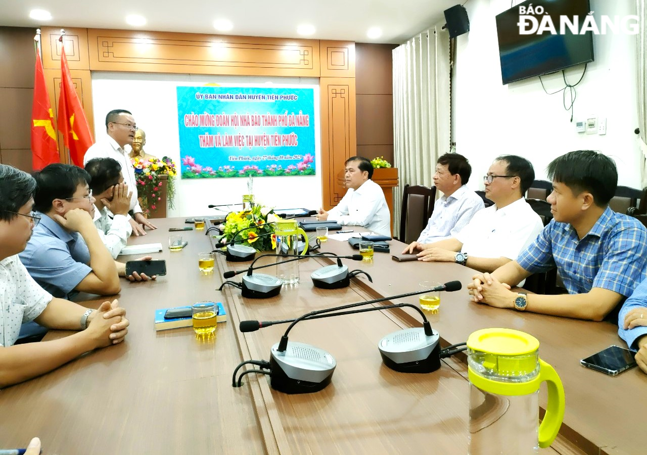 The Da Nang Journalists' Association visited and worked with the People's Committee of Tien Phuoc District, Quang Nam Province on Friday afternoon. Photo: N.Q